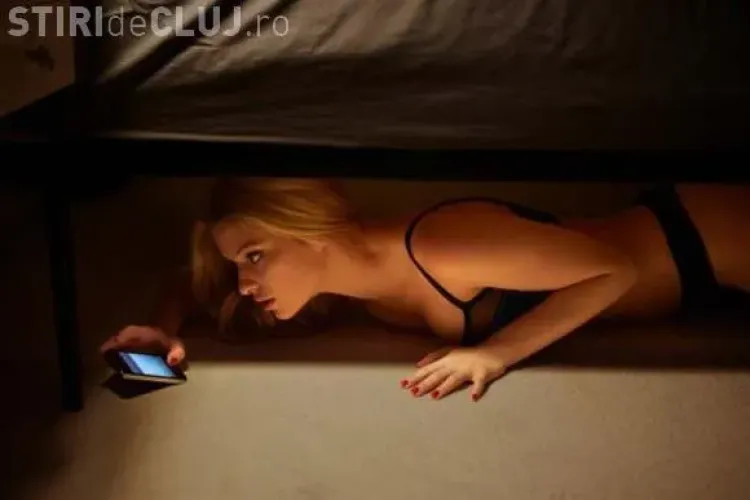 S-a ascuns sub pat, dezbrăcată, și și-a așteptat iubitul pentru a-i face o surpriză! Ce a urmat