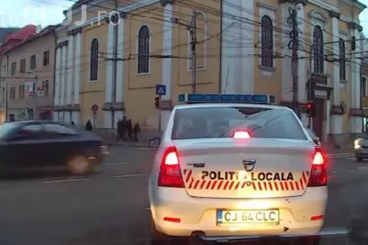 Poliția Locală nu are răbdare să stea la semafor în Cluj: ”Ei nu au lege” VIDEO