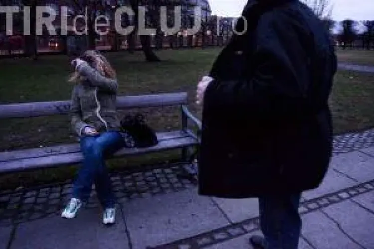 ȘOC într-un parc din Cluj! Trecea cu fetițele și i-a apărut un bărbat care se masturba. I-a notat nr. de la mașină