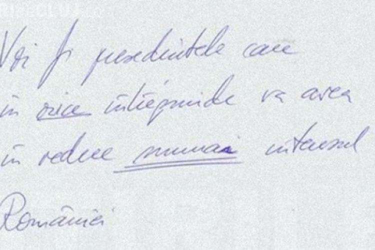 Ce a scris Klaus Iohannis pe o coală de hârtie, înainte de un interviu - FOTO
