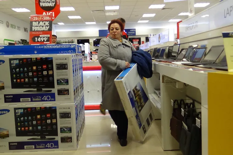 Black Friday! Bătaie pe plasme la Cluj. Zeci de oameni au fost la 6.00 dimineața la magazine - FOTO