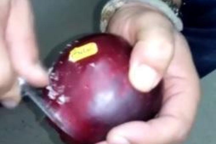 A cumpărat un măr de la supermarket și era dat cu ”ceară sau praf” - VIDEO