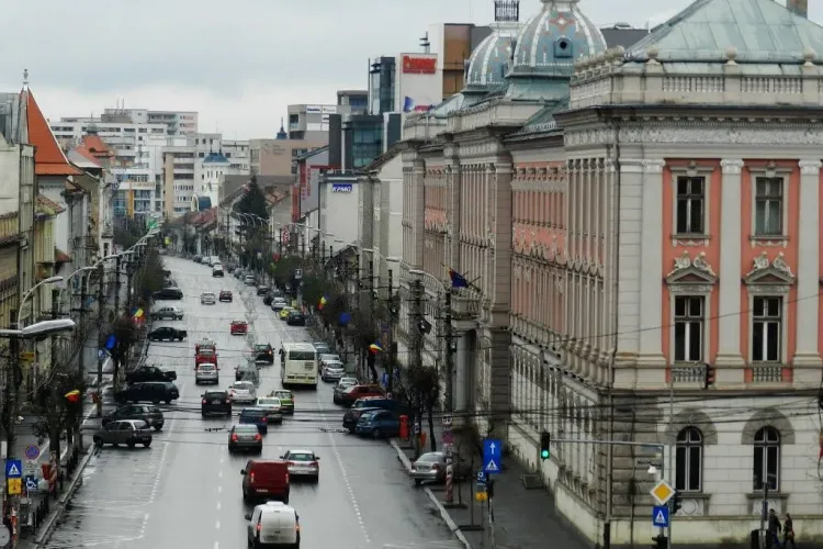 Clujeni nemulțumiți de panourile publicitare de pe Dorobanților: ”Riscul de accident e foarte mare!” FOTO