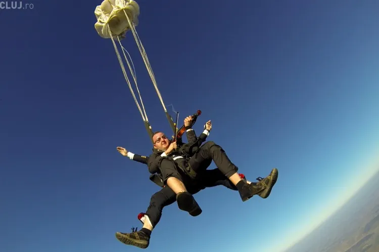 Vasilica Ceterașu și-a lansat clipul filmat în timp ce s-a aruncat cu parașuta la Cluj și a cântat la vioară - VIDEO