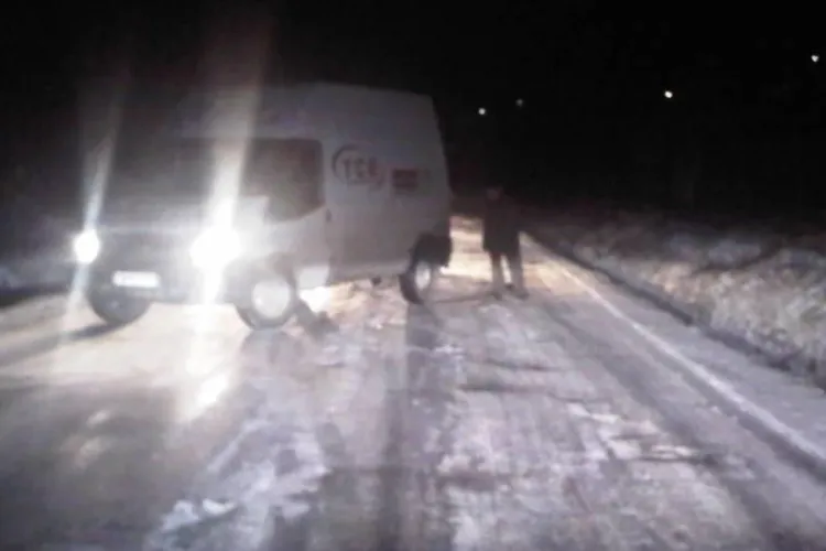 Mai multe autoturisme si un camion, blocate din cauza poleiului in zona Cabana Leghia. UPDATE Drumul a fost curatat