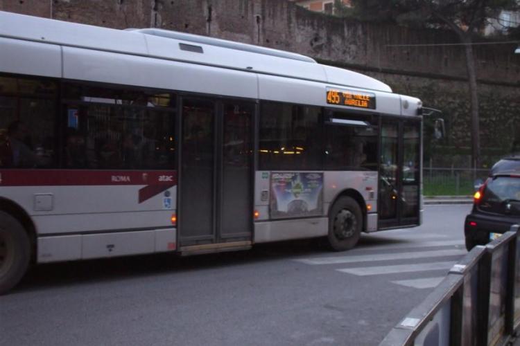 Cinci români beți au bătut opt carabinieri, într-un autobuz din Roma