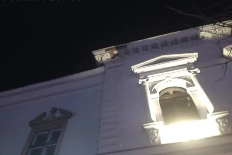 Cade tencuiala de pe Alpha Bank Cluj - FOTO