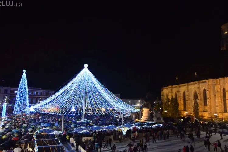 S-a aprins iluminatul festiv la Cluj. Vezi cum arată acum Piața Unirii FOTO