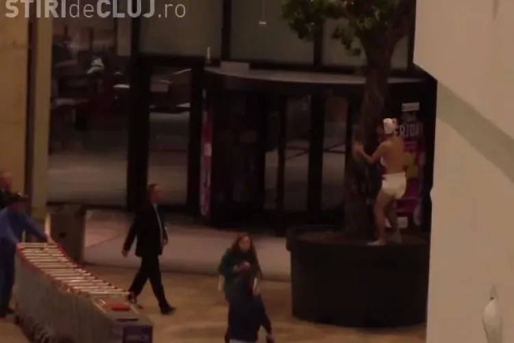 A șocat lumea în Iulius Mall Cluj! Un tânăr a fugit gol prin mall, cu scutec pe el - VIDEO
