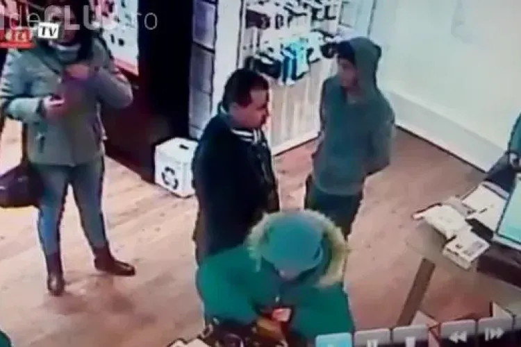 Adolescent surprins de camerele de supraveghere în timp ce fura un telefon în Gherla VIDEO