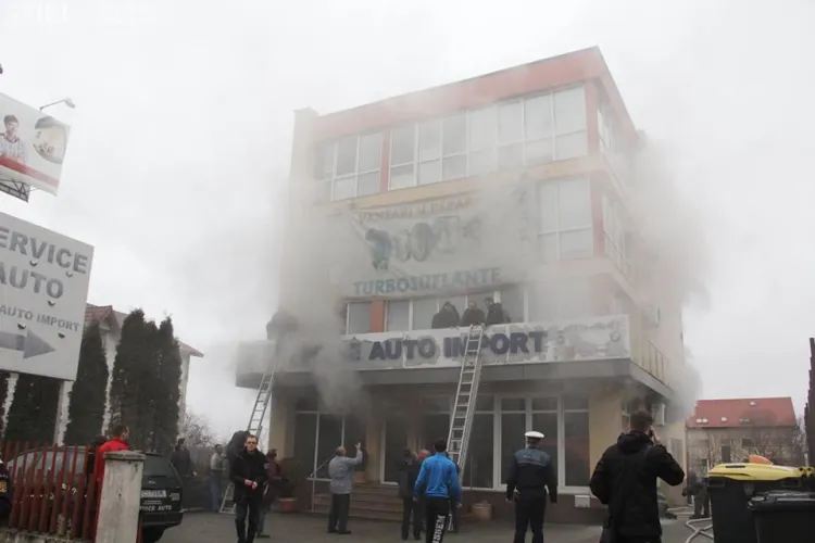 Incendiu la un service auto de pe Calea Turzii / UPDATE: Au fost evacuate și birourile unei firmei IT