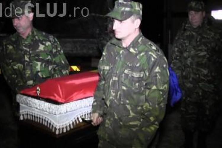 Unul dintre militari morți la Sibiu, primit un aplauze la Bonțida de localnicii îndurerați - VIDEO