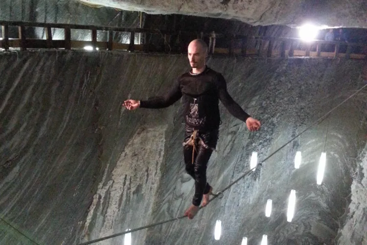 A mers pe coardă în Salina Turda, la 100 de metri în subteran! Acrobații de excepție în documentarul ”TRANSYLVANIA DRAGON”