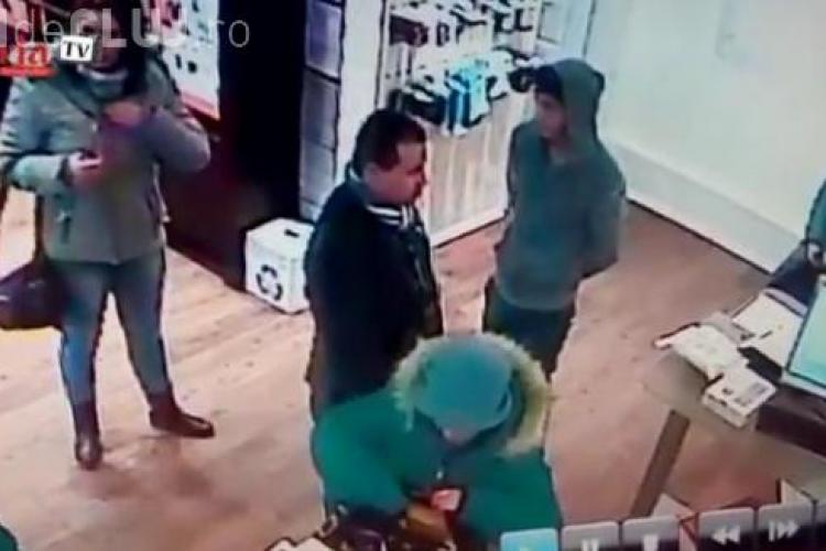 Cum fură un rom un telefon Samsung S4 dintr-un magazin din Cluj - VIDEO