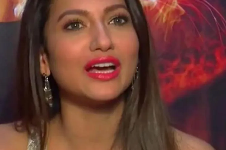 Vedetă pălmuită în direct la TV pentru că era prea dezbrăcată - VIDEO