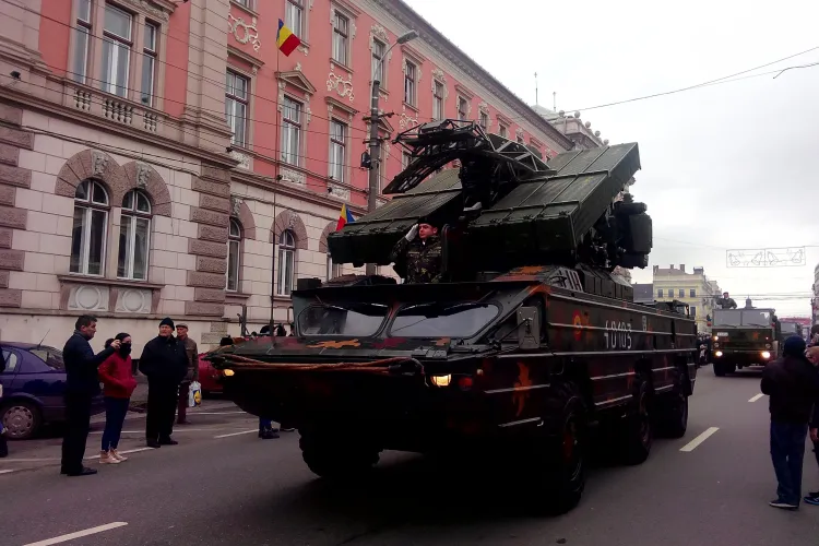 PARADĂ MILITARĂ la Cluj: Armata română a scos la defilare un arsenal impresionant GALERIE FOTO VIDEO