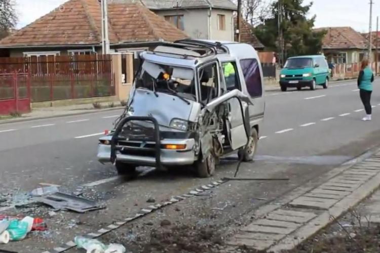 Accident la Iclod! Un șofer a lovit un gard și și-a făcut mașina ”acordeon” - VIDEO