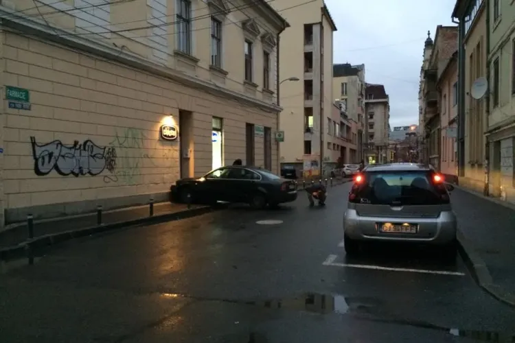 Accident GREU de explicat în centrul Clujului! A intrat cu mașina în clădire - Galerie FOTO