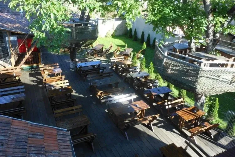 Pub -ul cu mese în copaci din Gherla se ÎNCHIDE pentru că Primăria a limitat programul de dragul vecinilor