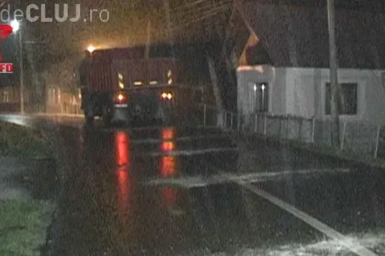 Enoriași clujeni blocați pe serpentine din cauza poleiului. Voiau să ajungă la Mânăstirea Nicula VIDEO