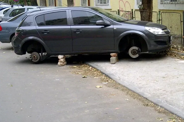 Un clujean a furat roțile și plăcuțele unei mașini de pe strada Egdar Quinet