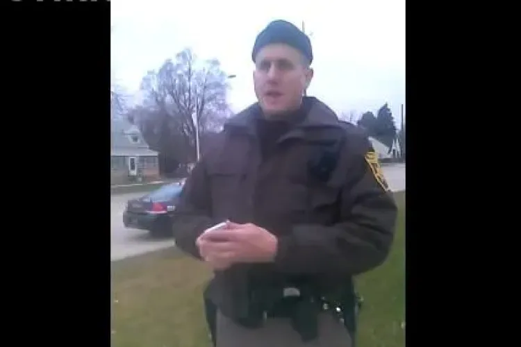 Un bărbat a fost oprit de Poliție pe stradă pentru că avea mâinile în buzunar. Ce l-a întrebat polițistul VIDEO