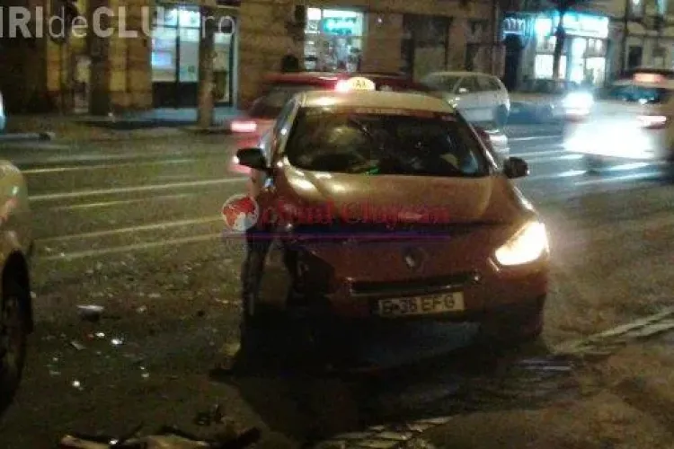 Accident cu patru mașini pe George Barițiu, joi seara. Un taxi a ricoșat în mașinile parcate -  FOTO