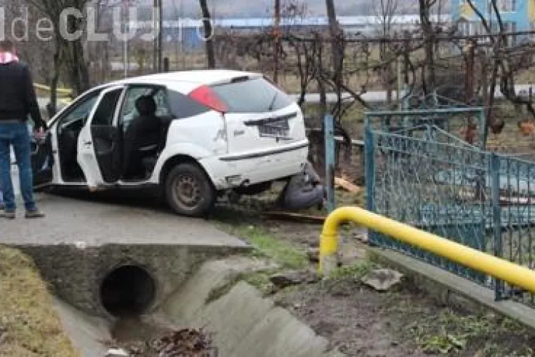 Accident la ieșire din Dej! Un șofer s-a oprit direct într-o țeavă de gaz FOTO