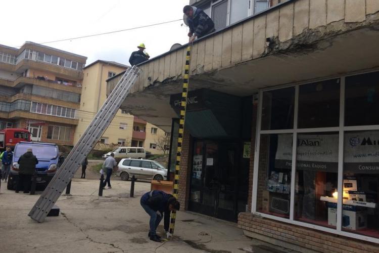 Muncitorul unei firme din Cluj-Napoca a căzut de pe un bloc la Dej! A murit pe loc