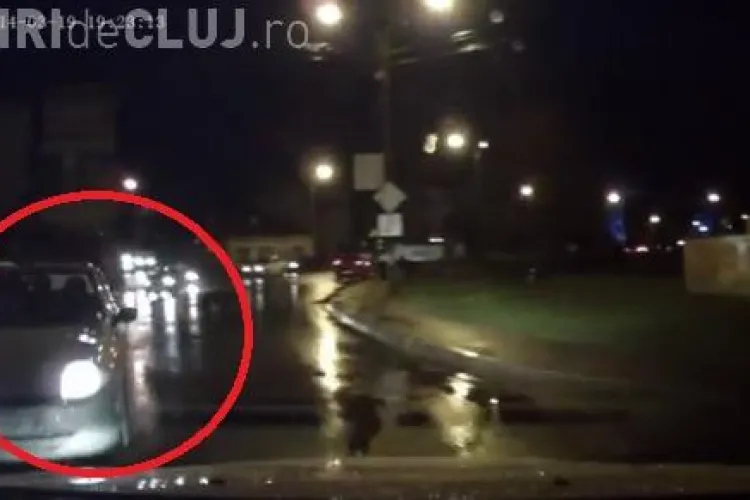 VIDEO LIVE - Un șofer de 70 de ani a intrat INVERS în sensul giratoriu și a lovit o mașină 