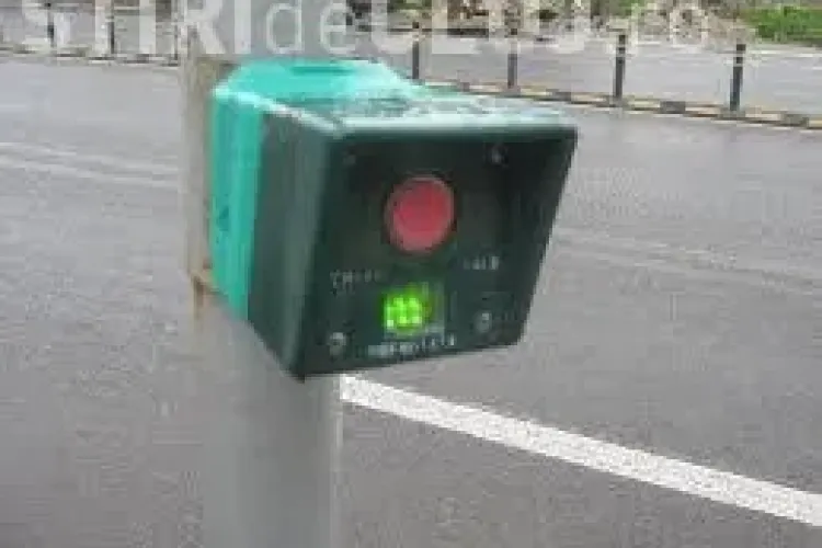 Două semafoare cu butoane montate în Cluj-Napoca. În Baciu și Gheorgheni