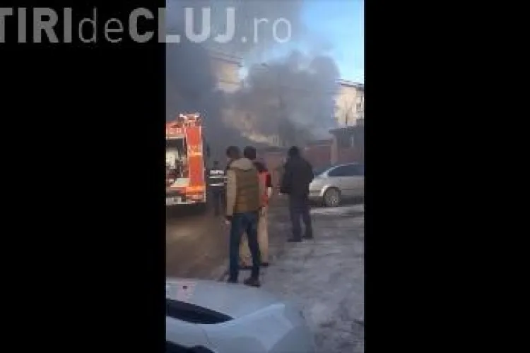 Incendiu pe strada Tășnad din Cluj-Napoca! Un garaj s-a făcut scrum, cu tot cu mașina parcată înauntru