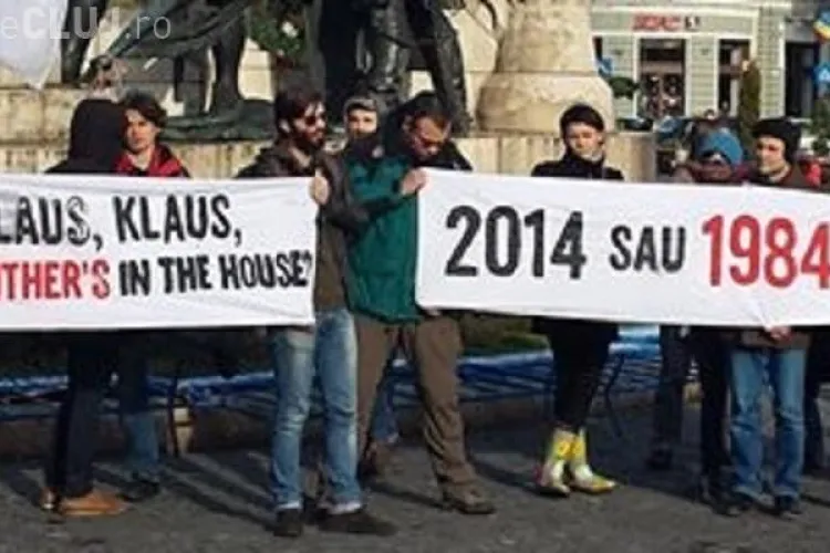 La Cluj-Napoca au protestat 100 de persoane față de Legea Securităţii Cibernetice - FOTO