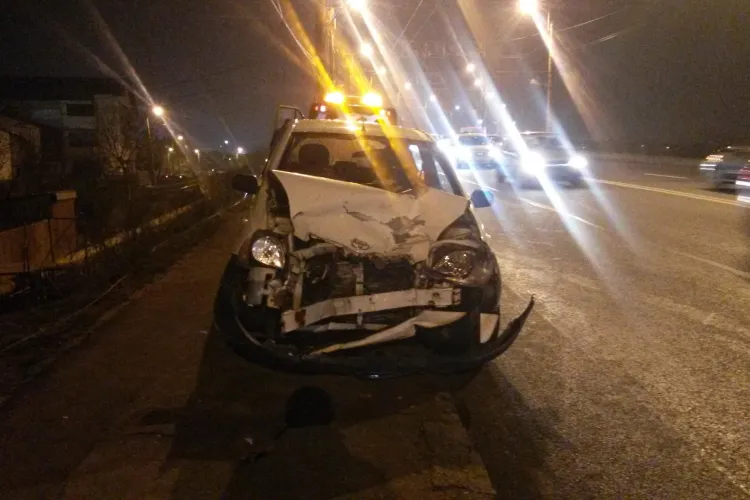 Accident pe podul de la IRA! Un BMW a lovit o mașină care circula corect - FOTO