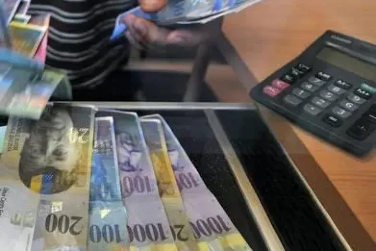 Francul elvețian a depășit pragul de 5 lei 