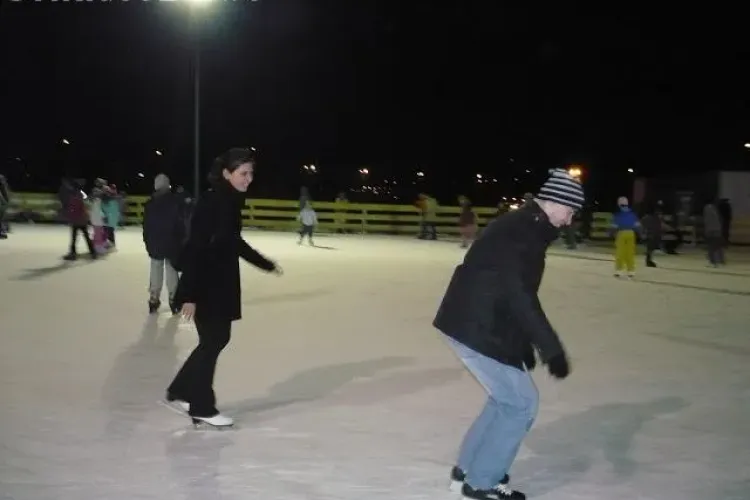 Fă-ți Crăciunul pe patinoar!  Patinoarul Fiesta Sport de la Cora din Cluj e deschis și în 26 decembrie