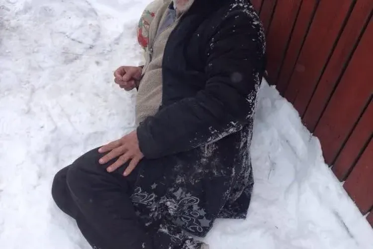Om al străzii abandonat  de ambulanță în ZĂPADĂ la Cluj: ”Mi-au zis că nu mai au mașini” FOTO VIDEO