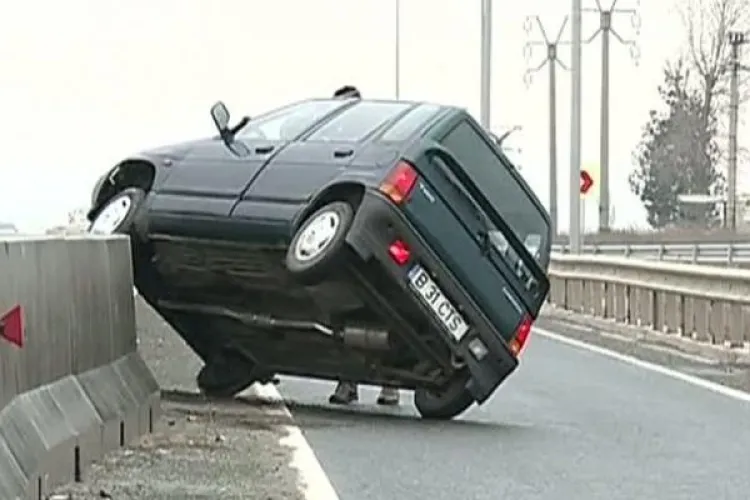 Pensionară la volan. S-a urcat cu mașina pe parapetul de pe marginea drumului - FOTO