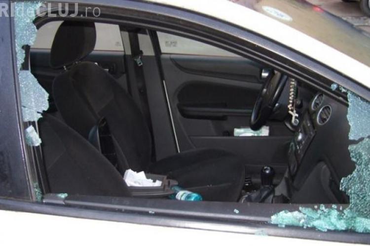 Cluj: Au văzut un mobil lăsat într-o mașină parcată, au spart geamul și l-au furat
