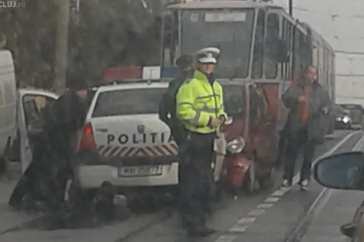 O altă mașină de Poliție făcută PRAF în Mănăștur, într-un accident pe linia de tramvai - FOTO