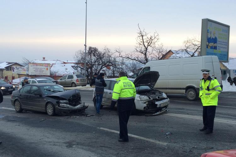 Accident în lanț pe Calea Turzii! Un șofer a derapat și a lovit cinci mașini FOTO
