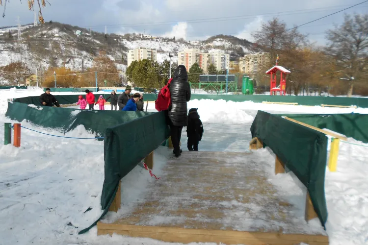 Patinoar la ștrandul Sun! Gheața a fost testată, dar este un inconvenient - FOTO