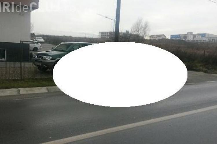 Parcare ”mortală” la Cluj! A vrut să-și lase mașina pe marginea drumului și a ajuns în șanț FOTO
