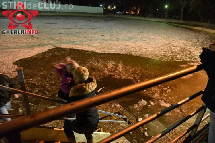 Patinoarul de la Gherla s-a închis după ce gheața s-a spart. O fetiță de 6 ani a căzut în apă VIDEO