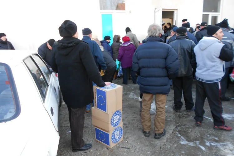 Tratați ca niște cerșetori la coada pentru ajutoare alimentare europene! Boc a pus ”biciul” pe funcționari - FOTO