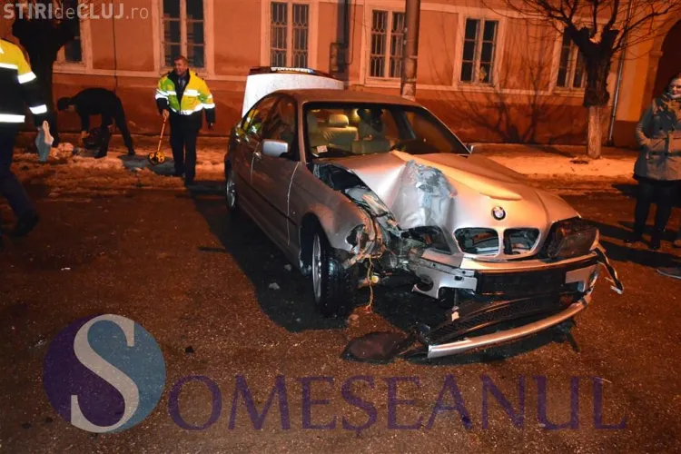 Un șofer și-a făcut BMW-ul praf la Gherla. A intrat din plin într-un copac VIDEO