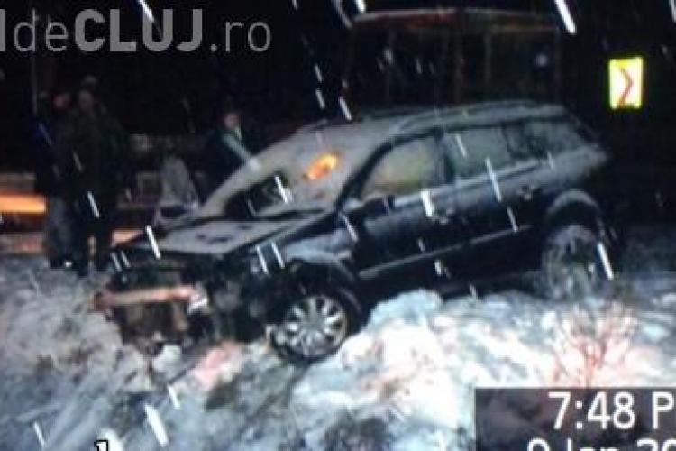 Accident într-o localitate clujeană! Un șofer a ”zburat” cu SUV-ul într-o vale de doi metri VIDEO