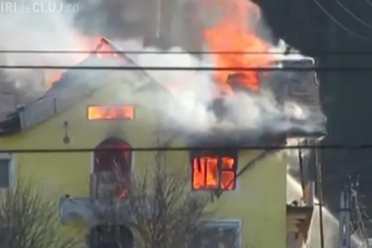 O vilă din județul Cluj a ars ca o torță! Incendiul DEVASTATOR produs din vina proprietarului - VIDEO