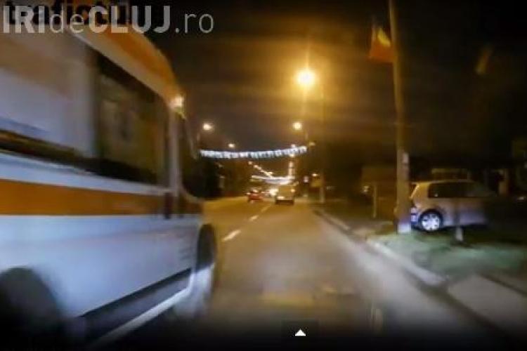 La Cluj nici pe ambulanță nu se folosește semnalizarea. Aproape a lovit un șofer VIDEO