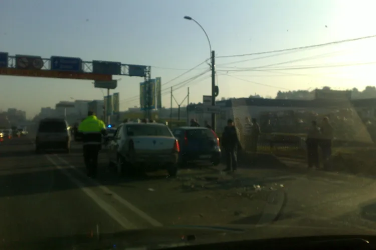 Accident în Florești, lângă METRO. Un taximetrist a fost rănit